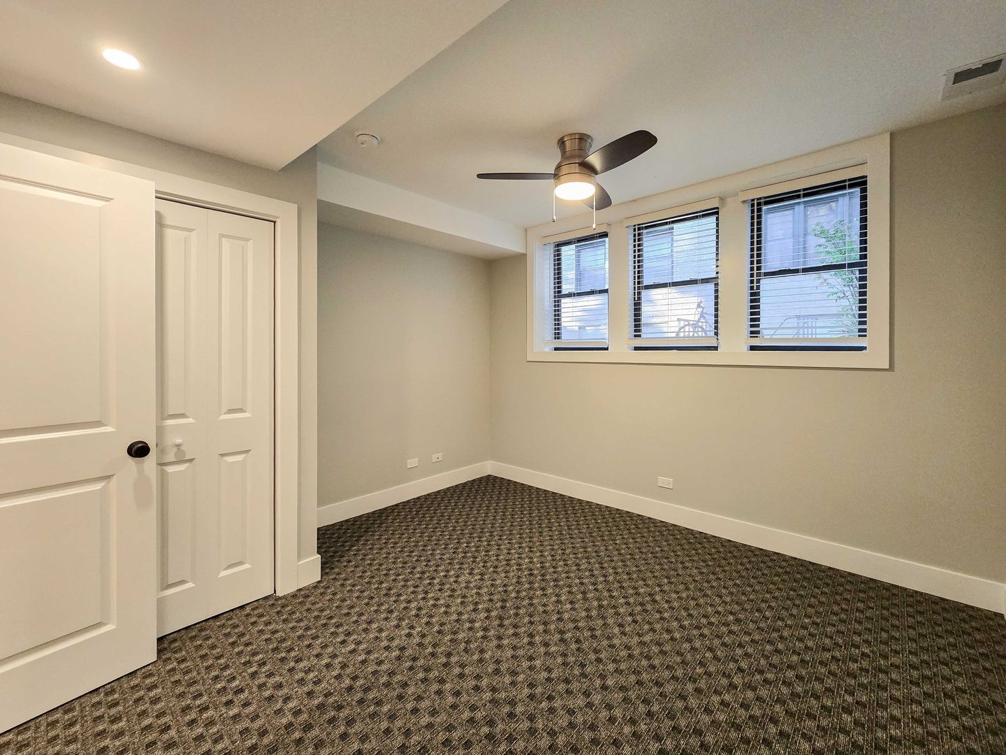 Building Photo - 4838 N Wolcott Ave