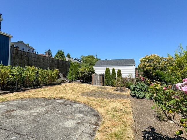 Building Photo - 356 N 77th St