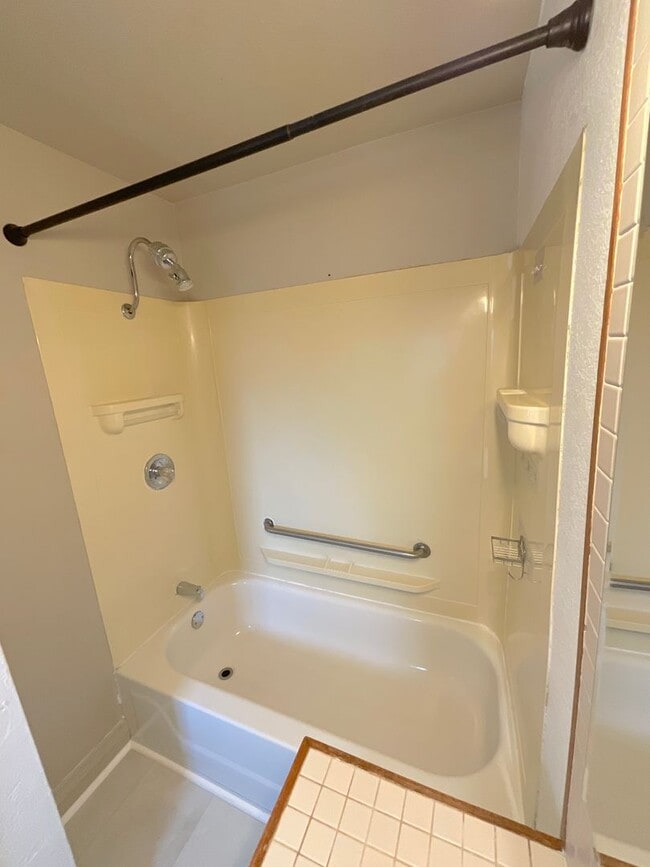 Building Photo - 1 Bedroom Home Available Near W Pikes Peak...