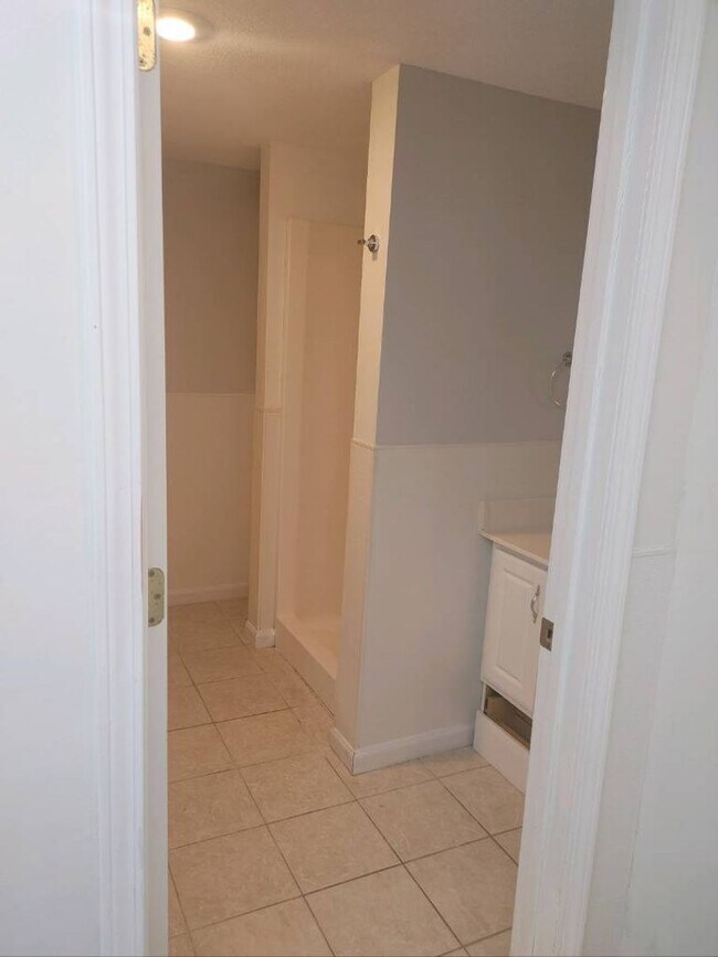 Building Photo - 5 bedroom, 4.5 bath