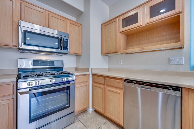 Building Photo - NW 3 bedroom!! Community Pool!! Playground...