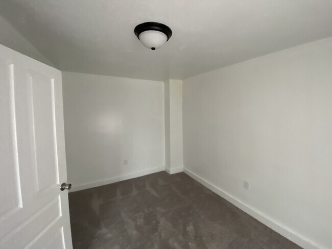 Building Photo - 903 W Poplar St