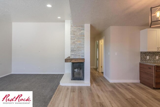 Building Photo - Newly Remodeled 3 Bedroom Townhome. Small ...