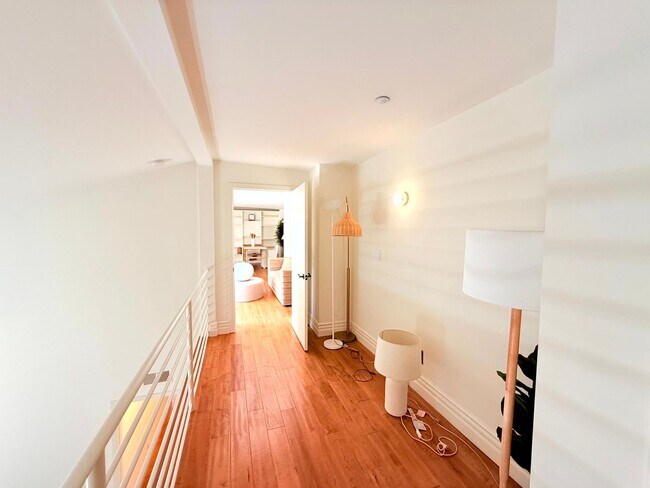 Building Photo - Sophisticated Bright & Spacious Furnished ...