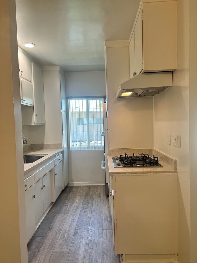 Building Photo - Second-floor 1-bedroom apartment in Whittier.