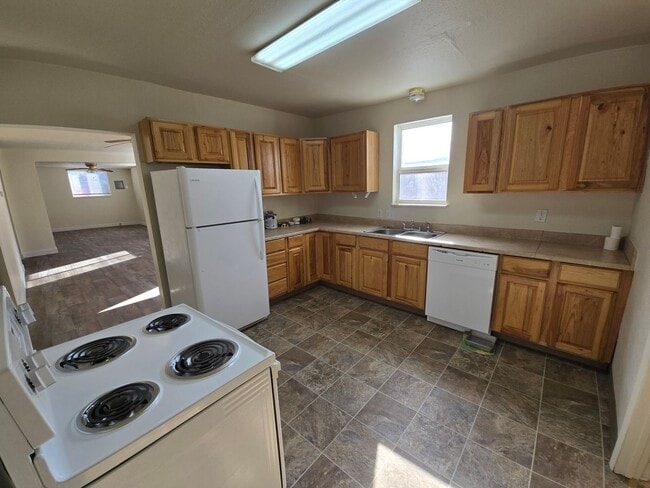 Building Photo - Northside Spokane! Available Now! Move In ...