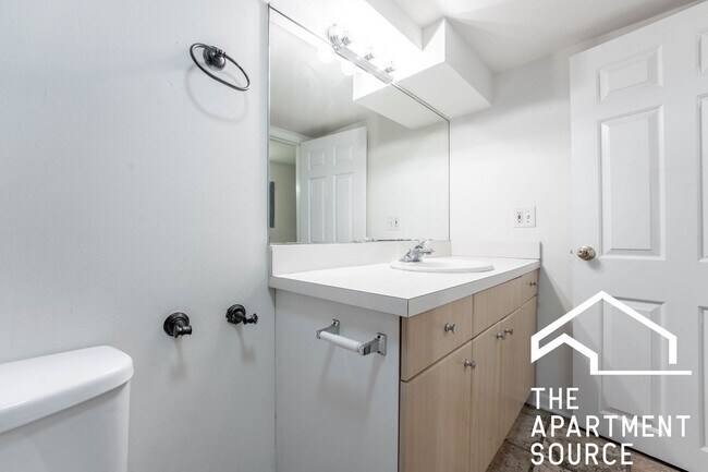 Building Photo - HUGE 4BR/2BA Duplex Close to Blue Line