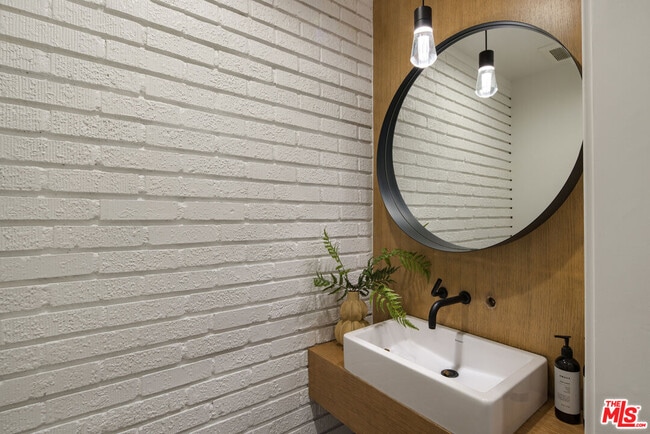 Building Photo - 3564 Multiview Dr