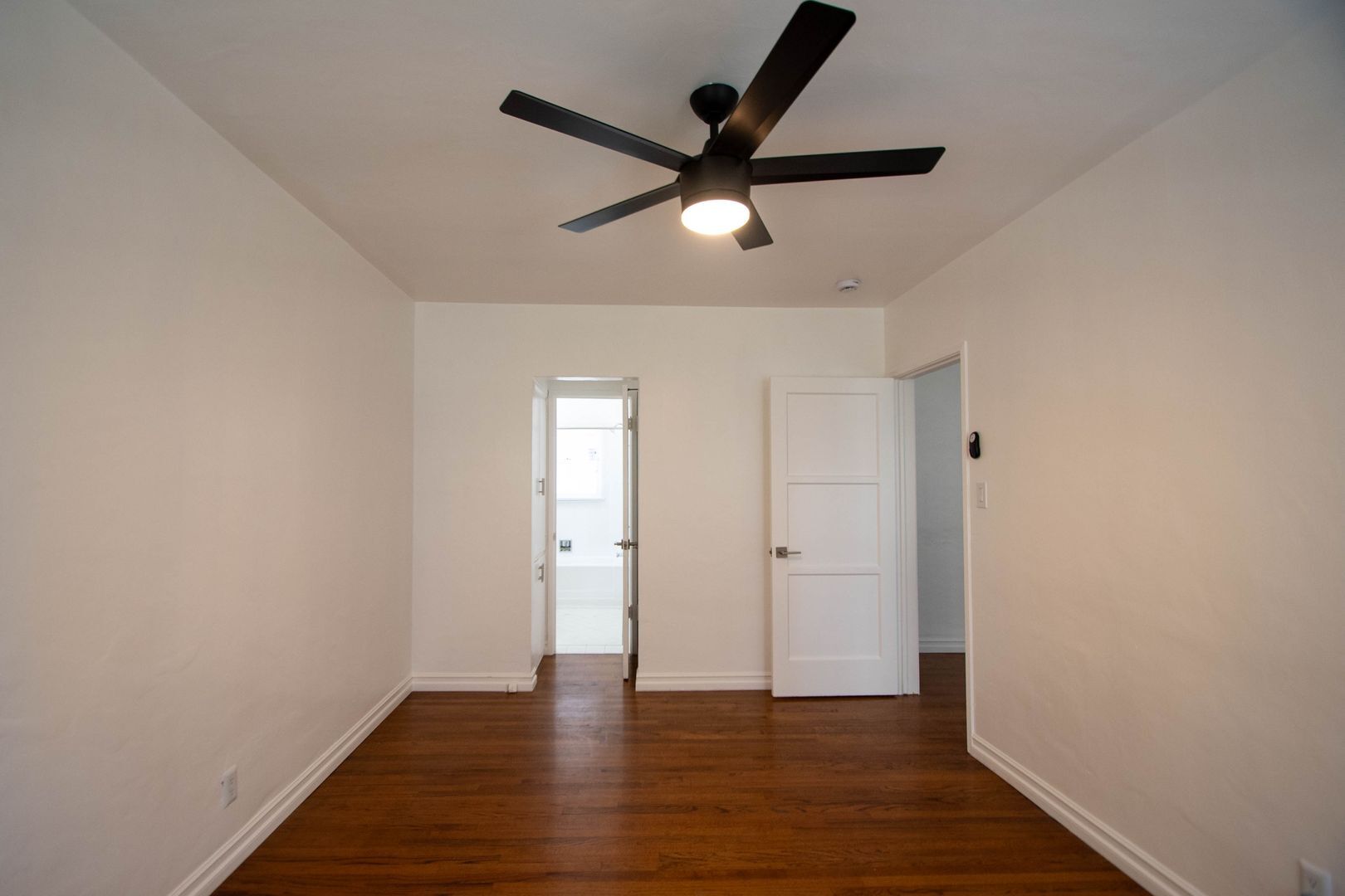 Building Photo - 10839 Moorpark St