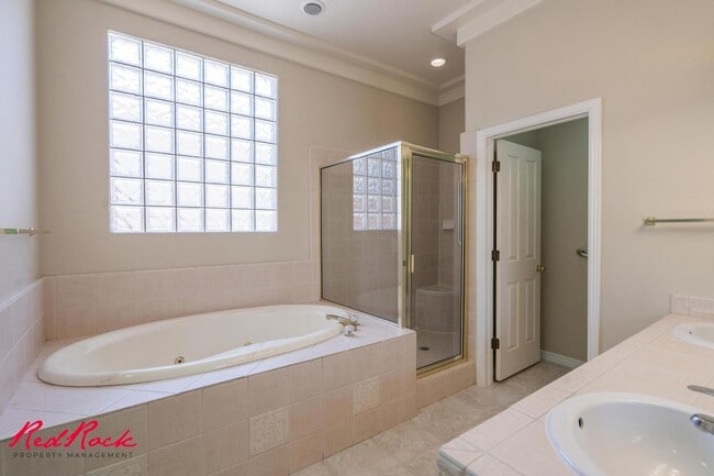 Building Photo - Comfortable 3-bedroom Home. Small Dog Frie...