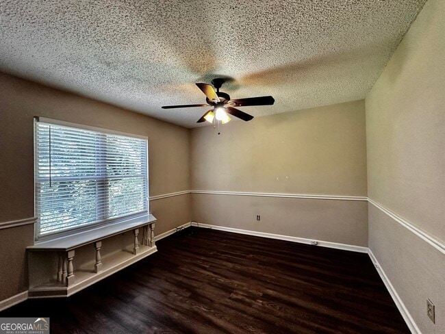 Building Photo - 1060 Falling Water Dr