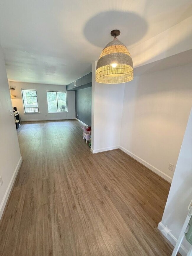 Building Photo - 2 bedrooms, 2.5 bathrooms Condo Located on Carr St