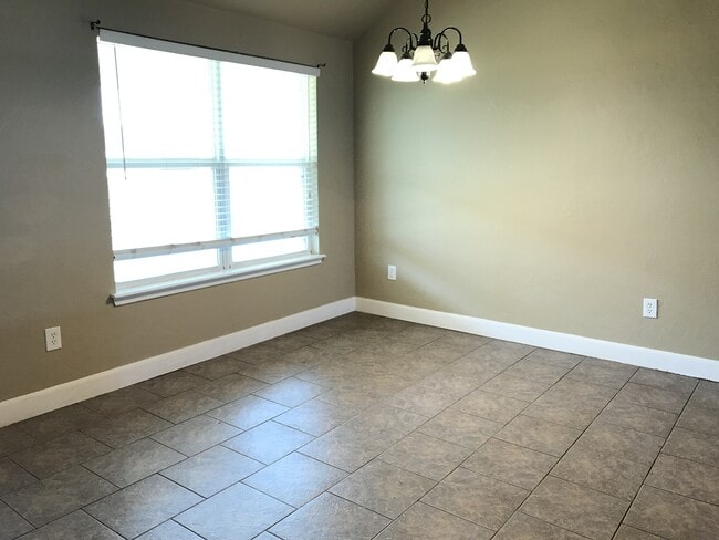 Building Photo - 4 bd/2 ba - Yukon adress - Mustang Schools