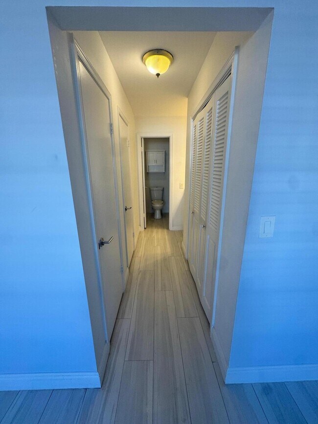 Building Photo - 6521 Bay Club Dr