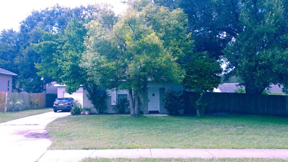 Building Photo - 1110 Seffner Valrico Rd