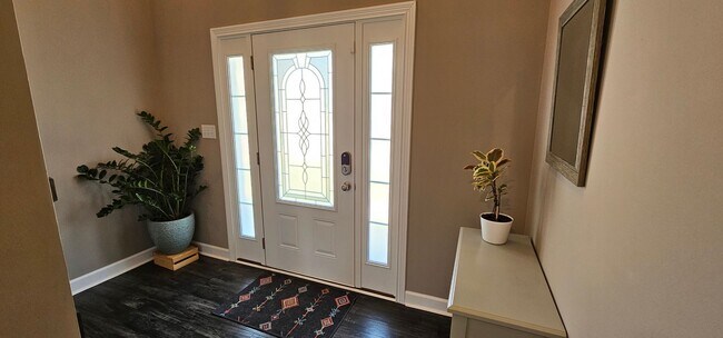 Building Photo - 6 Month Lease! Close to Exit 8 I-24! IMMACULATE!! 4 bed/2.5 Bath, 3 car garage/fenced in backyard...