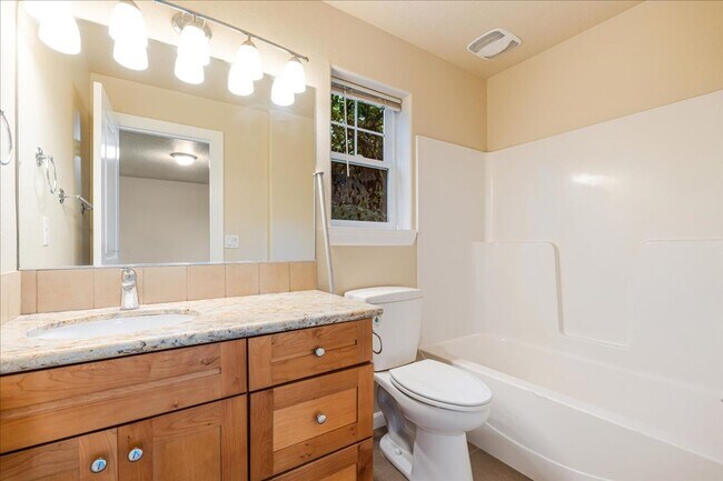 Building Photo - Modern Townhome Near the Willamette River