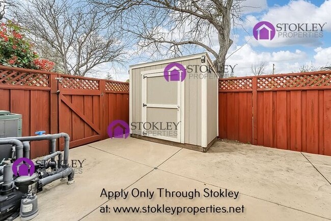 Building Photo - 568 Banyan Cir