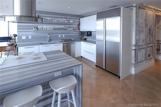 Building Photo - 601 NE 36th St