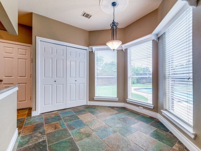 Building Photo - 1319 Park Wind Dr