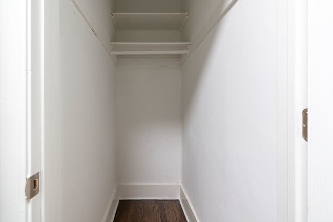 Building Photo - 7422 N Damen Ave