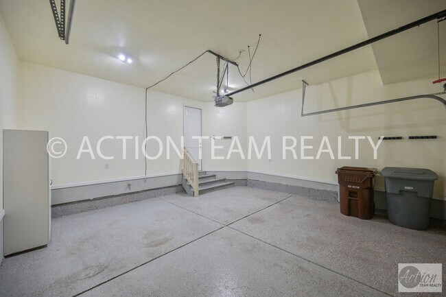 Building Photo - Mid-Row Townhome in Riverton