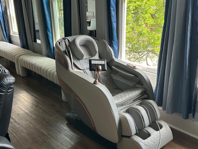 Building Photo - 3210 Hampton Rd