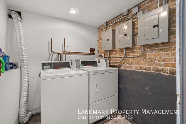 Building Photo - 3742 W Diversey Ave