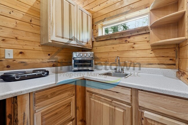 Building Photo - 1 Bedroom 1 Bath Cottage Style Studio Home with Off Street Parking Available in Sagle, Idaho!