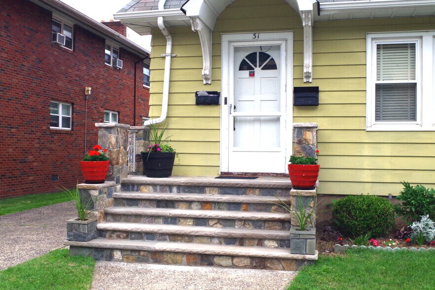 Building Photo - 31 Brook Ave