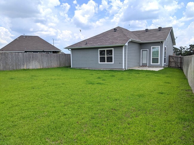 Building Photo - Available for Immediate Move-in! Wonderful Single Family Home in Siena!