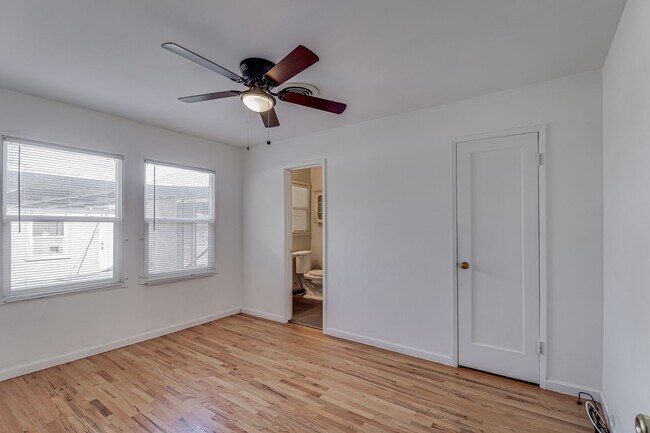 Building Photo - 4+2 Downtown Truxtun Ave Charm!