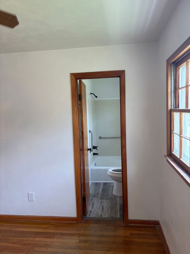 Building Photo - Rooms for Rent