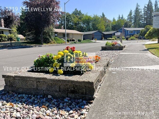 Building Photo - 1719 SE Lewellyn Ave