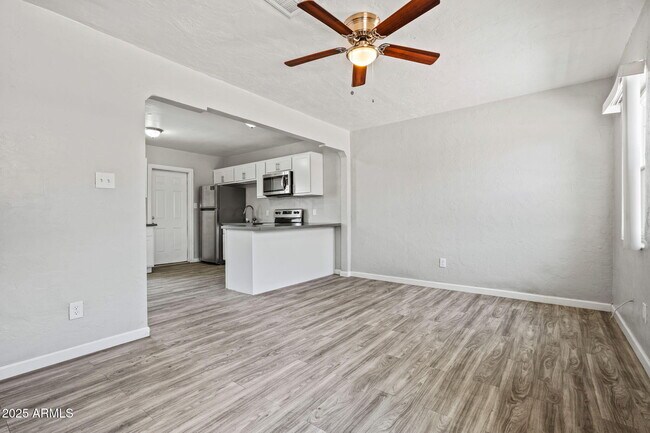 Building Photo - 528 E Pierson St