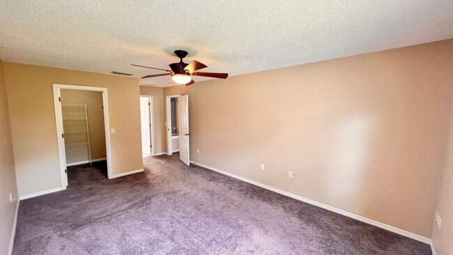 Building Photo - Huge!! 3 bedroom 2 bath in Deltona Lakes. ...