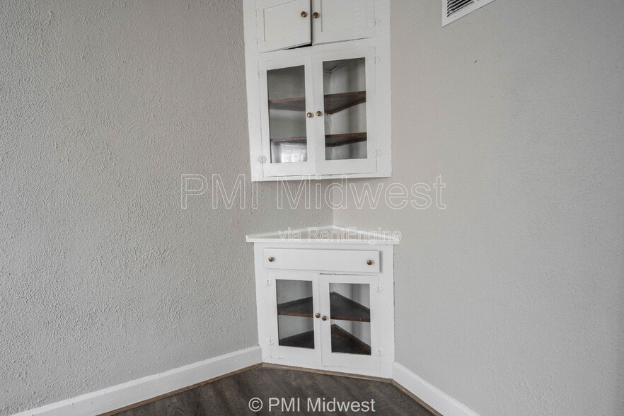 Building Photo - 824 E 44th St