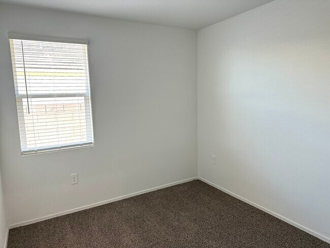 Building Photo - Gorgeous NEWER 4 bedroom 2 bath home in Carlton