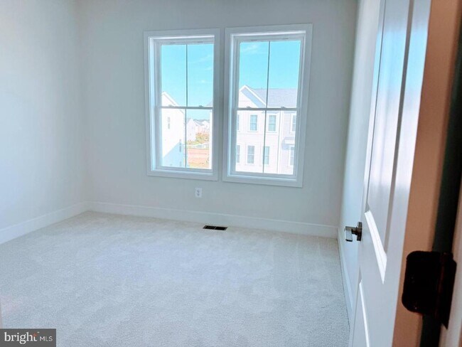 Building Photo - 122 Galaxy Pl