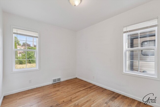Building Photo - $1350 3 bedroom bungalow Eastpointe