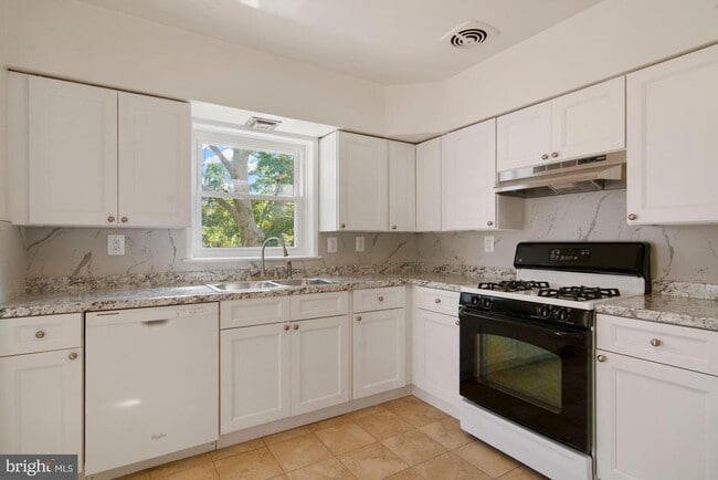 Building Photo - 6807 Dean Dr