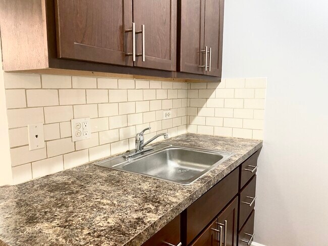 Building Photo - 4241 N Kenmore Ave