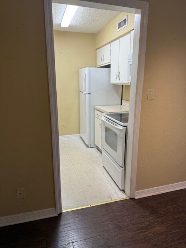 Building Photo - SERRAVELLA 2 BEDROOM CONDO