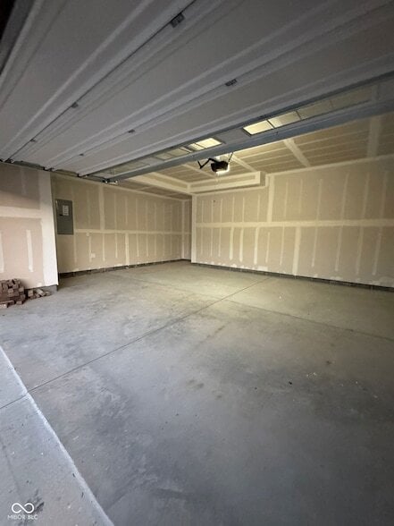 Building Photo - 15275 Farrington Rd