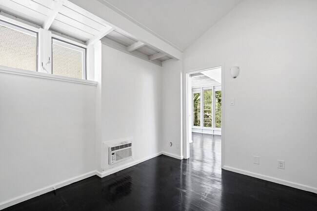 Building Photo - 944 Maltman Ave