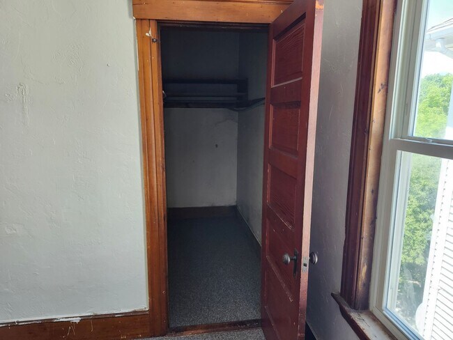 Building Photo - 3 Bed, 1 Bath 3rd floor apartment