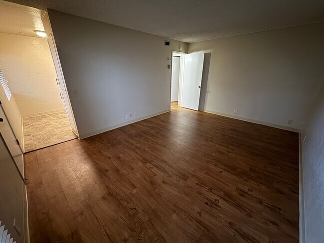 Building Photo - Spacious One-Bed One-Bath Condo Located At...