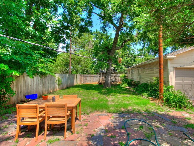 Building Photo - 2005 NW 18th St