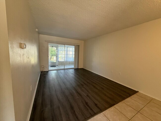 Building Photo - Cute Condo in Greenbriar