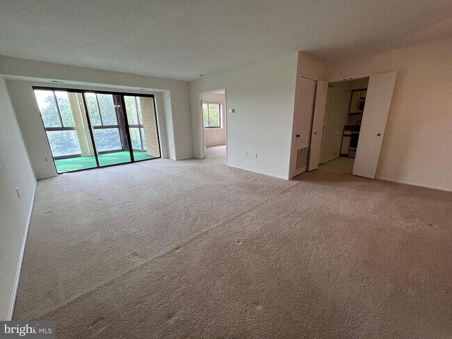 Building Photo - 15100 Interlachen Dr